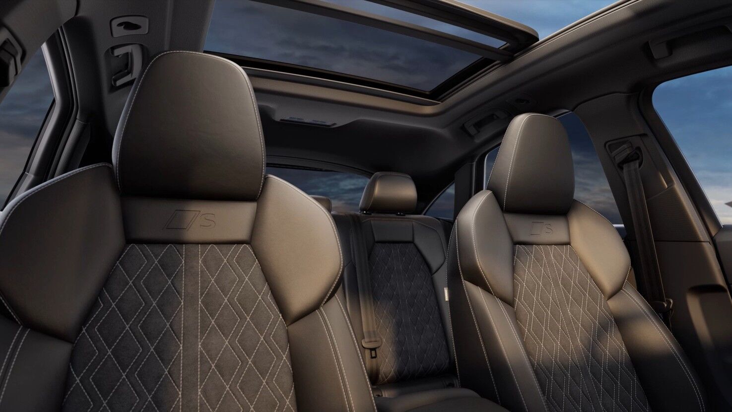 Innenraum des Audi Q5 Sportback mit S line Sportsitzen in Leder/Alcantara mit Rautensteppung, Memory funktion, geöffnetem Panorama-Glasdach und großzügigem Fondbereich.