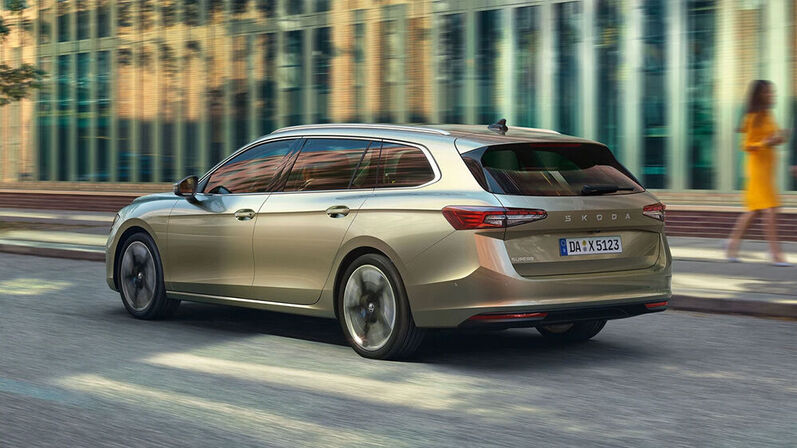 Skoda Superb fährt die Straße entlang