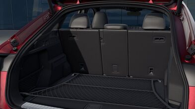 Offener Kofferraum des Audi SQ5 in Grenadinerot Metallic mit variabler Rücksitzbank, Ablage und ebenem Ladeboden.