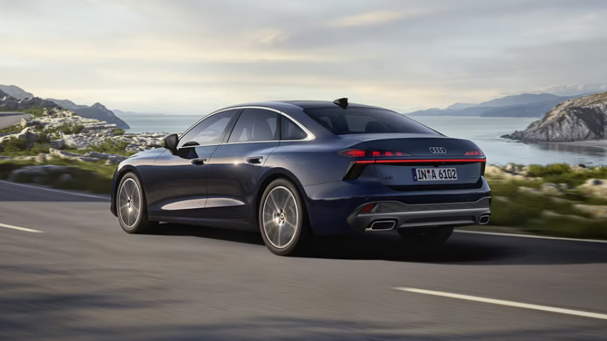 Der Audi A6 in dunkler Lackierung zeigt sich mit gestreckter Karosserie, präzisen LED-Rückleuchten und aerodynamischer Linienführung.