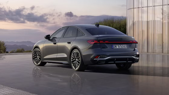 Der Audi A5 in grauer Lackierung überzeugt mit fließender Coupé-Silhouette, durchgehender LED-Lichtleiste am Heck und elegant geformten Leichtmetallrädern.