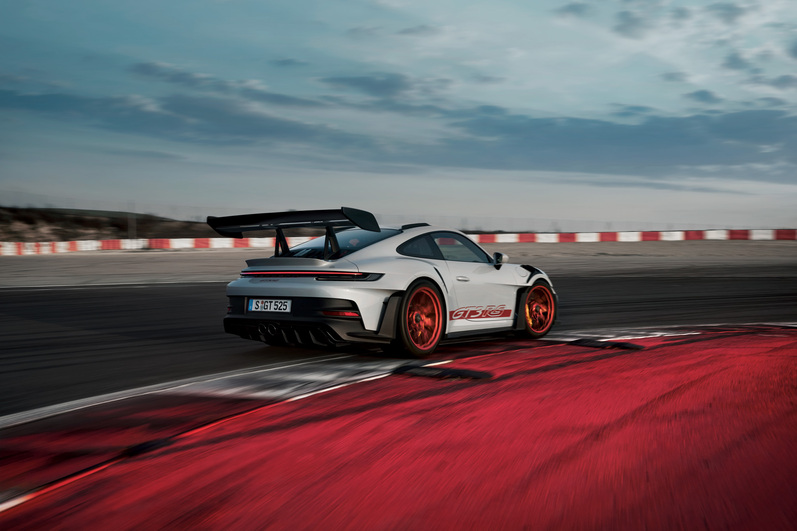 Modellvarianten: Auto Porsche 911 GT3 RS zeigt seine Leistung auf der Rennstrecke