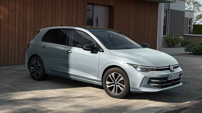 Golf Energy in Weiß mit Leichtmetallrädern und getönten Scheiben hinten.