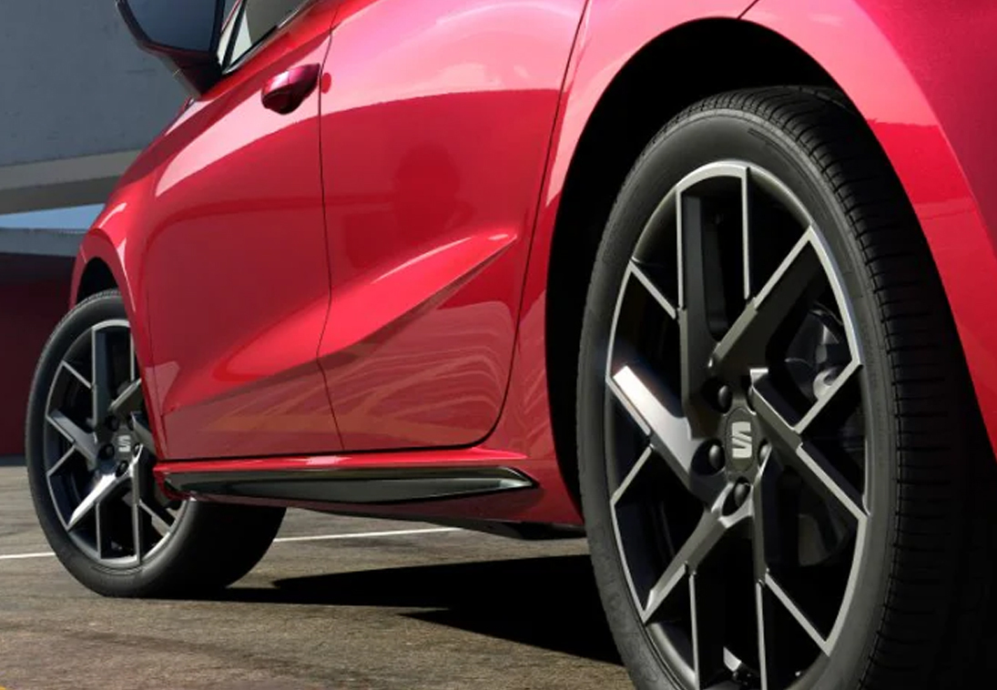 Dynamische Linienführung mit sportlichen Leichtmetallrädern.