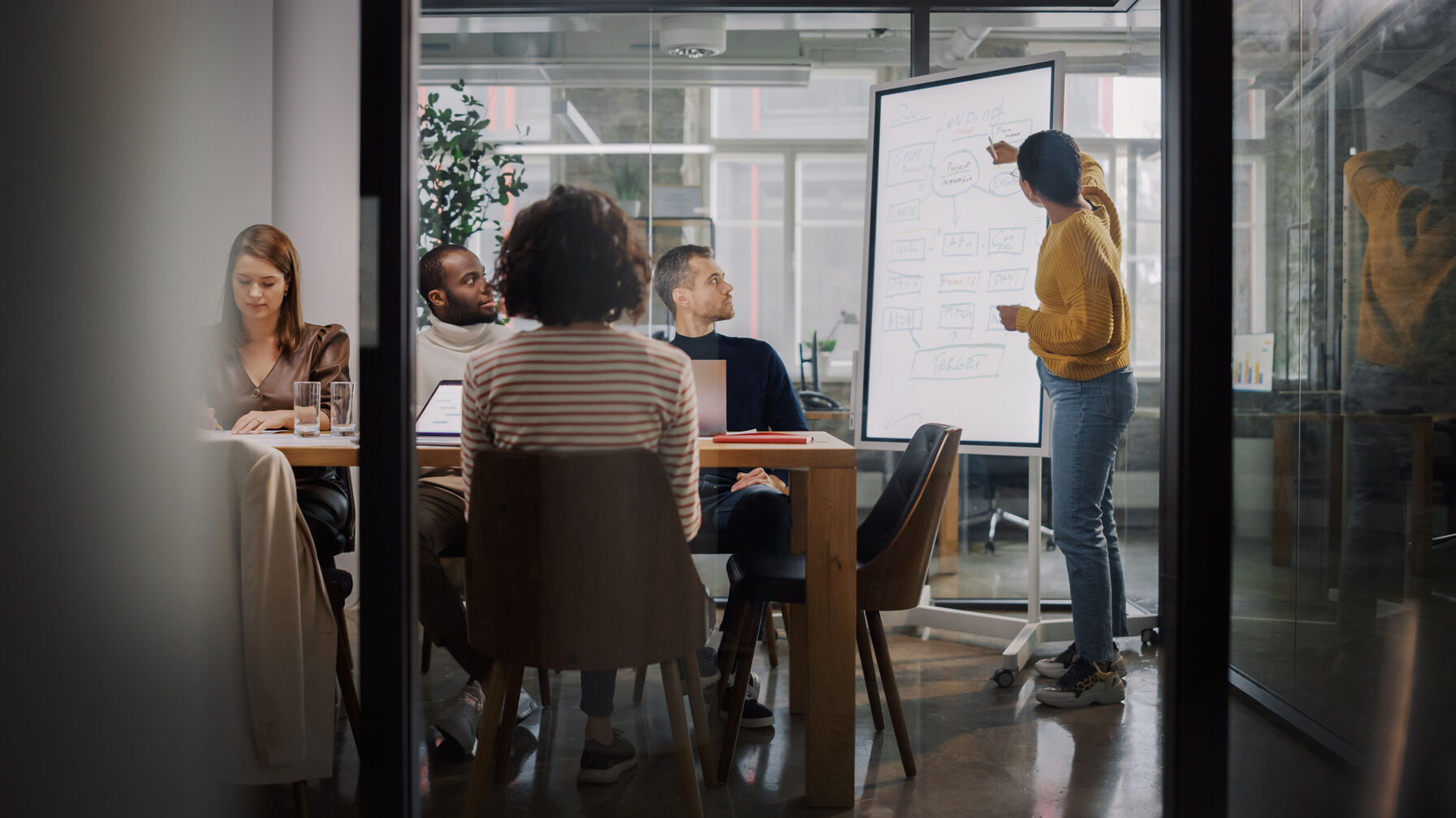 Marketingteam sitzt am Tisch und bespricht ein Projekt