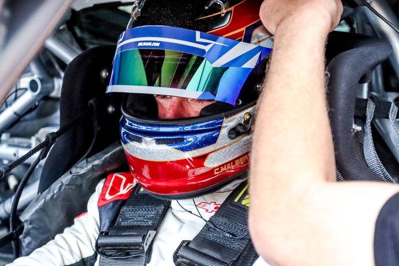 Rennfahrer im Rennwagen