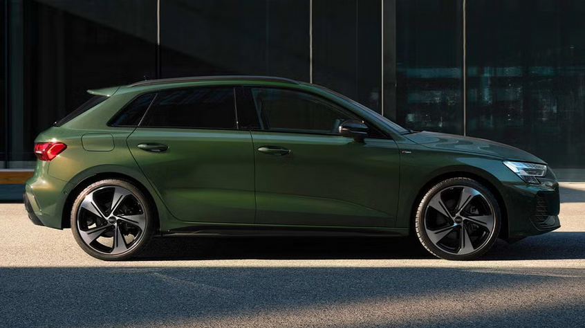 Der grüne Audi A3 besticht durch seine elegante Lackierung, klare Linienführung, präzise LED-Scheinwerfer und sportliche Leichtmetallfelgen.