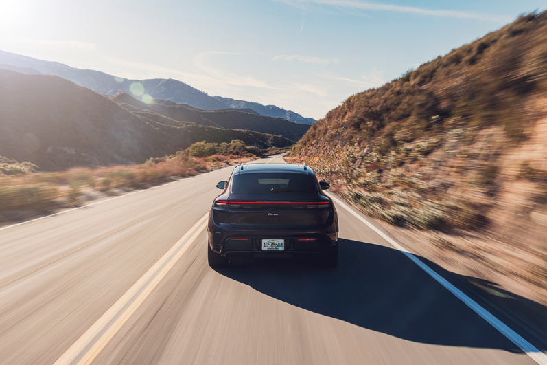 Modellvariante: Porsche Macan Turbo, Automatik, Landstraße, Laden