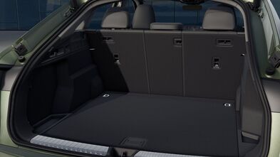 Offener Kofferraum des Audi Q5 Sportback in Distriktgrün Metallic mit variabler Rücksitzbank, Ablage und ebenem Ladeboden.
