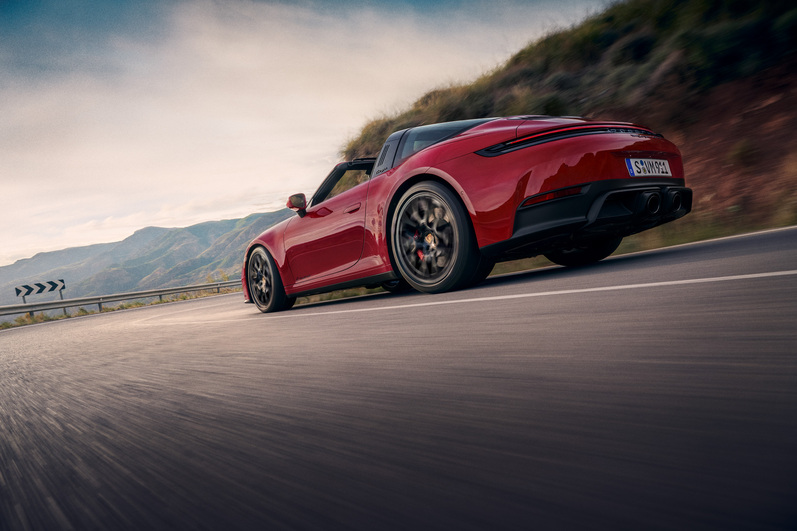 Modellvarianten: Auto Porsche 911 Targa in Heckansicht auf einer Straße