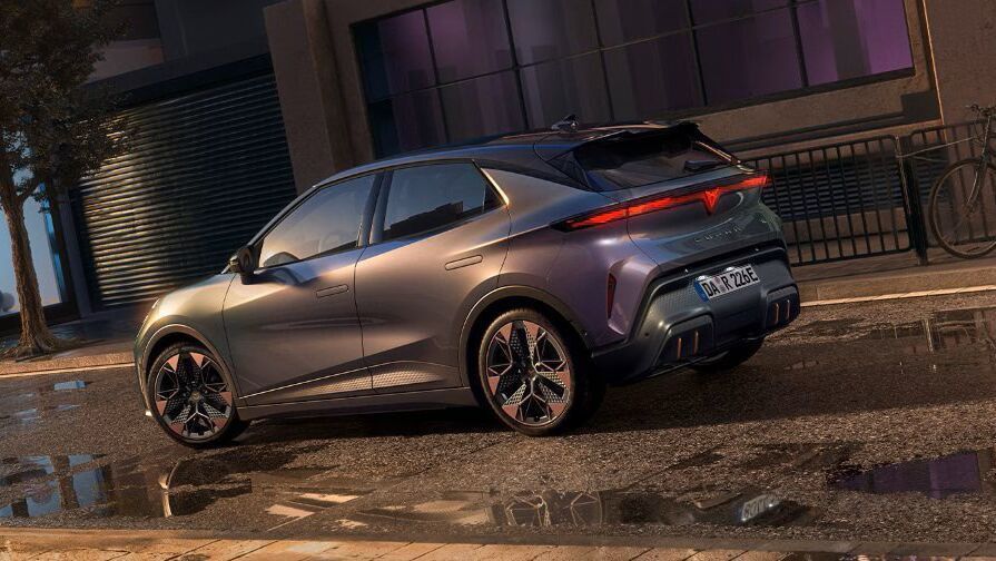 Der neue CUPRA Raval bei Nacht in urbaner Kulisse