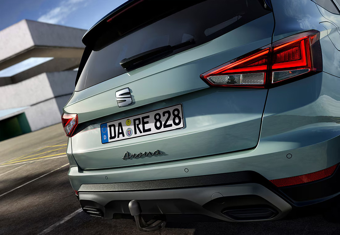 Seat Arona Heckansicht mit LED-Rückleuchten, Dachspoiler, Anhängerkupplung und urbanem Kompakt-SUV-Charakter.
