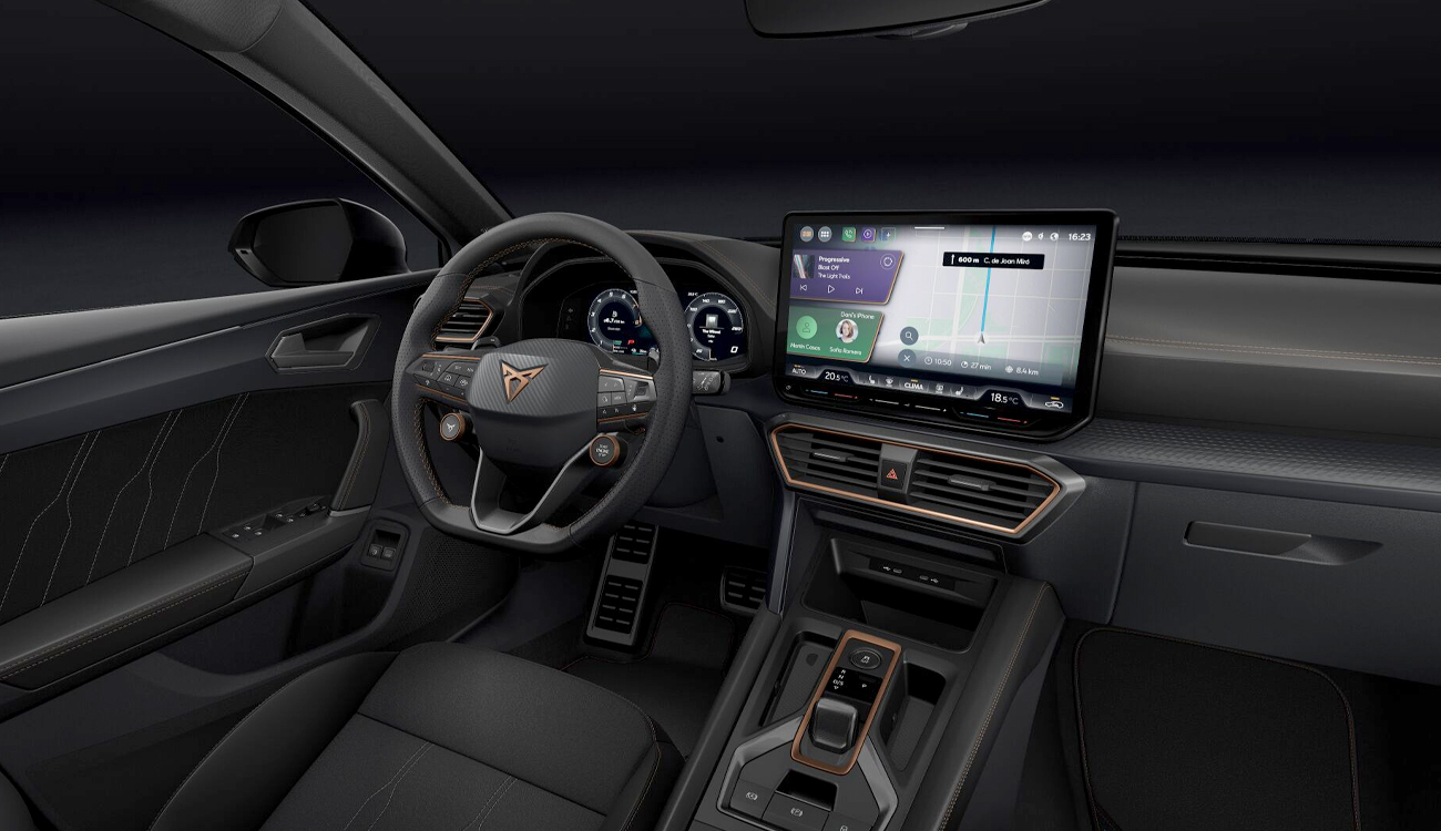 Cupra Leon Sportstourer e-Hybrid Freisteller in Glacial Weiß Metallic Interieur