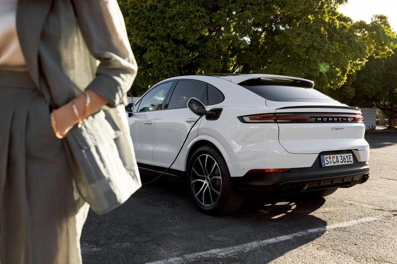 Modellvariante: Porsche Cayenne E-Hybrid im Ladevorgang, Fahrzeug, Hybridfahrzeug, HybridSUV