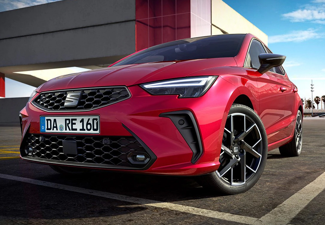 Der SEAT Ibiza präsentiert sich in der roten Variante mit modernen LED-Scheinwerfern.