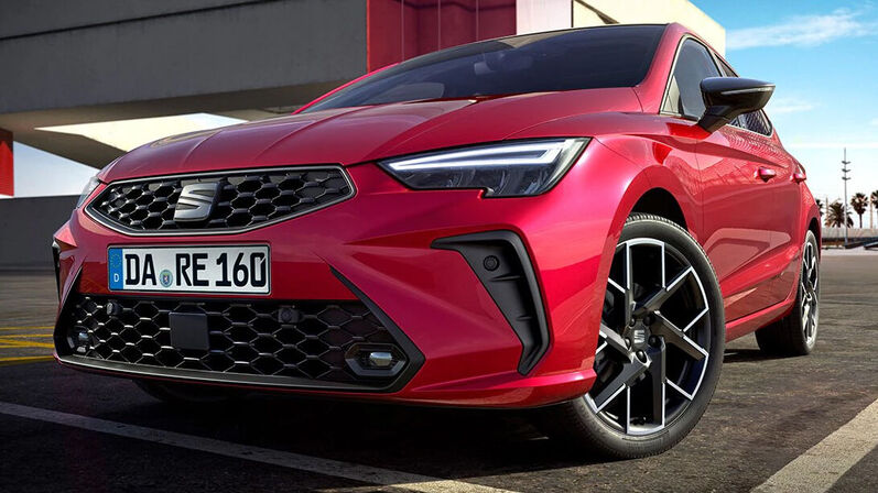Der SEAT Ibiza präsentiert sich in der roten Variante mit modernen LED-Scheinwerfern.