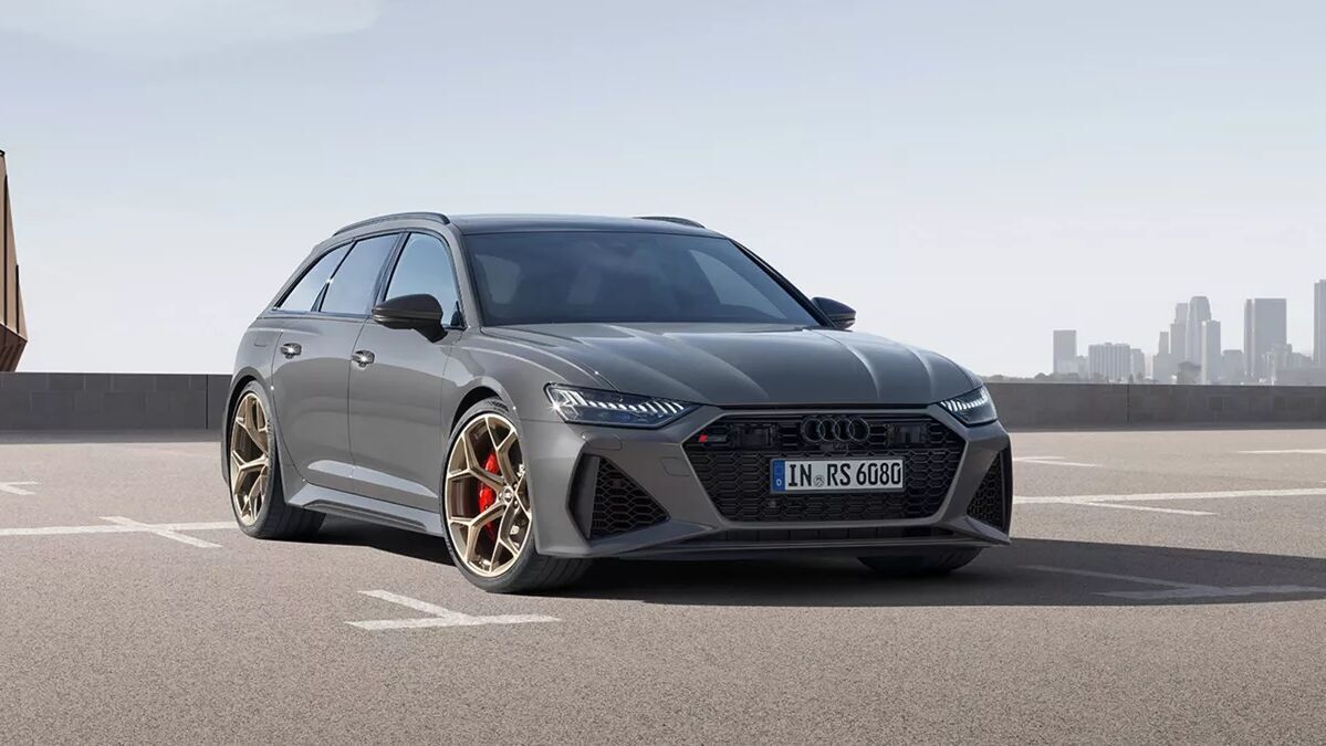 Der Audi RS6 Performance in Nardograu mit goldenen Felgen und roten Bremssätteln – kraftvoller Auftritt im urbanen Umfeld.