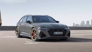 Der Audi RS6 Performance in Nardograu mit goldenen Felgen und roten Bremssätteln – kraftvoller Auftritt im urbanen Umfeld.