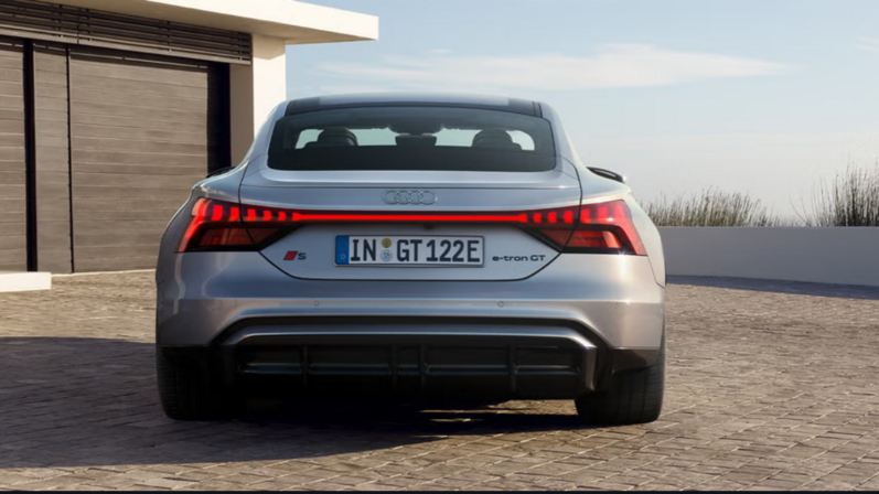 Audi S e-tron GT dynamische Heckansicht mit Heckdiffusor.