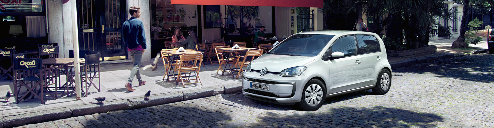 Volkswagen up! in weiß vor einem Cafe in der Stadt