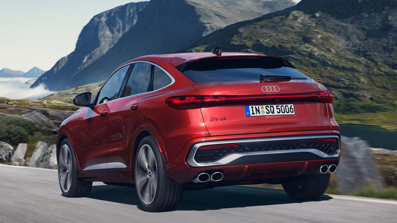 Heckansicht des Audi SQ5 Sportback in Rotmetallic mit LED-Heckleuchten und vier Endrohren.