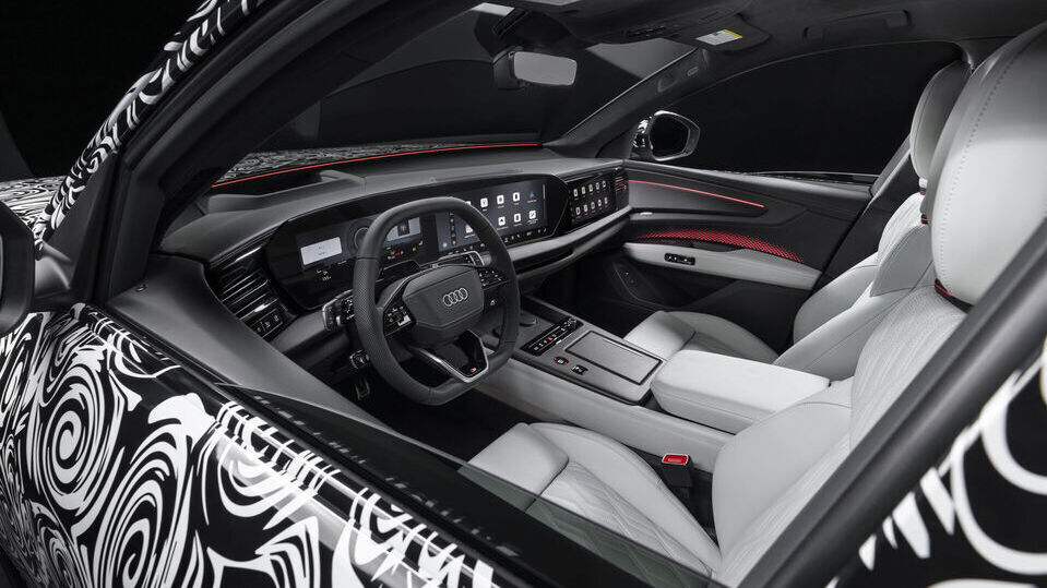 Moderner Innenraum des Audi Q9 mit hochwertigen Materialien, Ambientelicht und digitalem Panoramadisplay im neuen Full Size SUV.