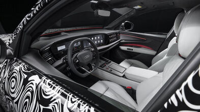 Moderner Innenraum des Audi Q9 mit hochwertigen Materialien, Ambientelicht und digitalem Panoramadisplay im neuen Full Size SUV.