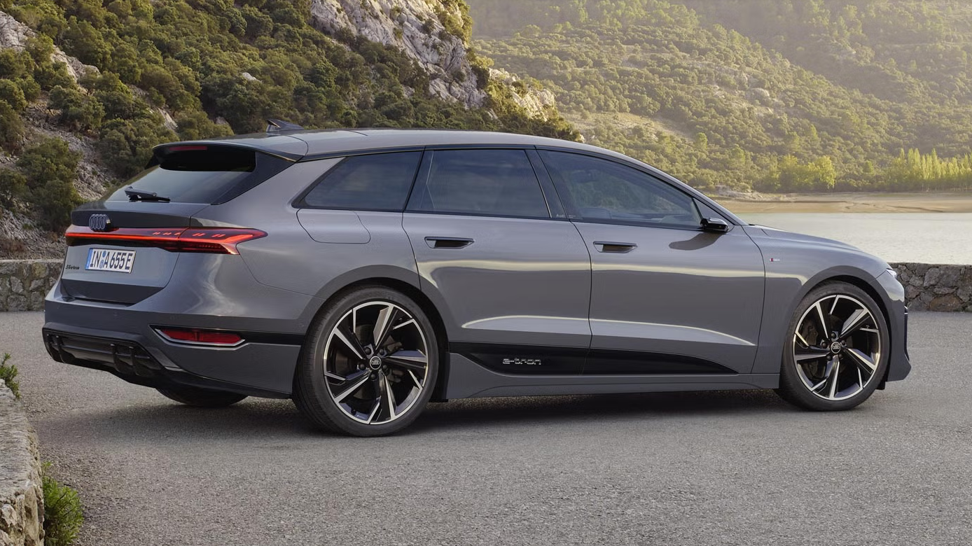 Der Audi A6 e-tron Avant in grauer Lackierung überzeugt mit flacher Silhouette, durchgehendem LED-Hecklicht, klaren Linien und sportlich-eleganten Felgendesign.