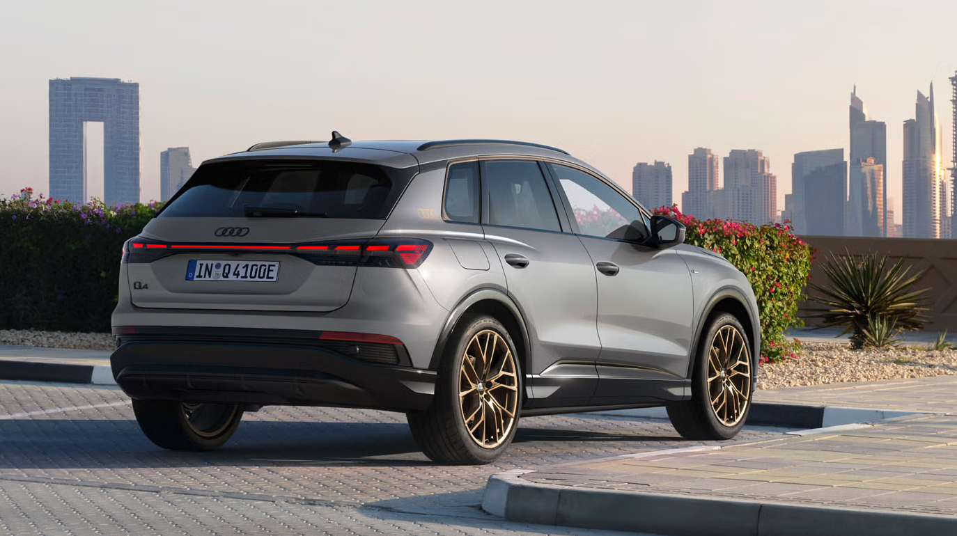 Der Audi Q4 e-tron in grauer Lackierung besticht durch klare Flächen, durchgehende LED-Heckleiste, markante Schulterlinie und auffällige, aerodynamisch optimierte Felgen.
