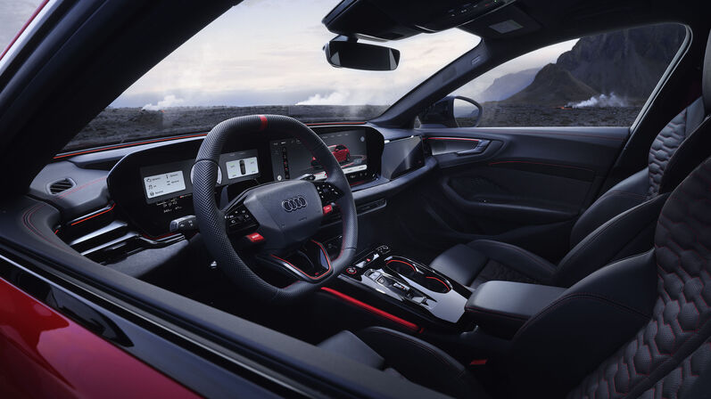 Der Innenraum mit sportliches Design und viel Platz für alle.