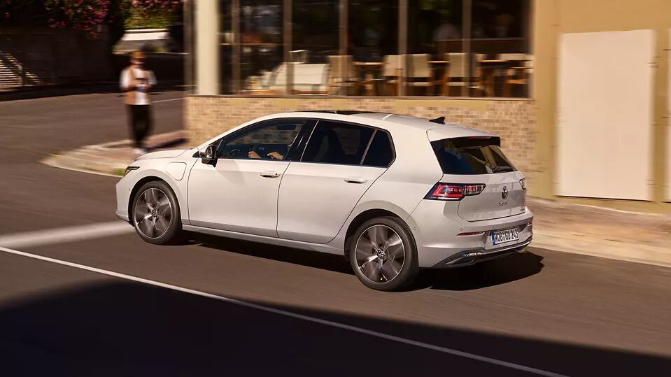 VW Golf Generation 8 als fünftürer in der Farbe Pure White als Neuwage. Der VW Golf steht draußen auf der Straße.