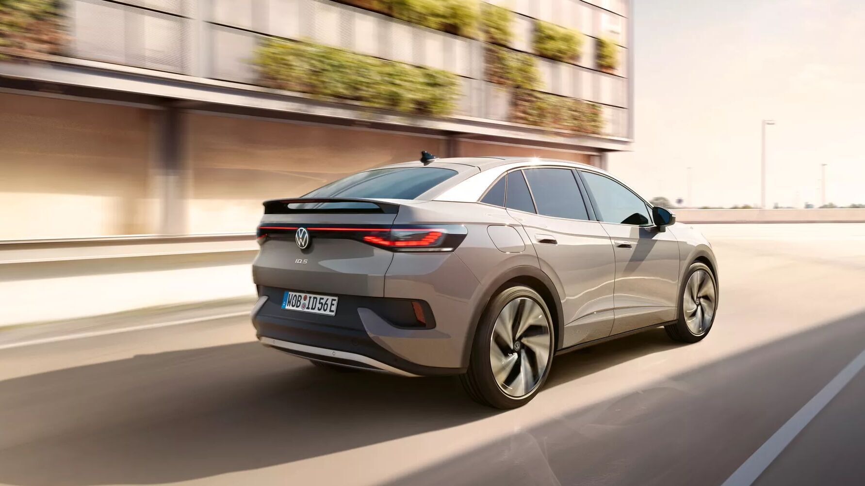 Der VW ID.5 fährt dynamisch durch die Stadt. Die fließende Coupé-Linie unterstreicht den sportlichen Charakter dieses elektrischen Modells.