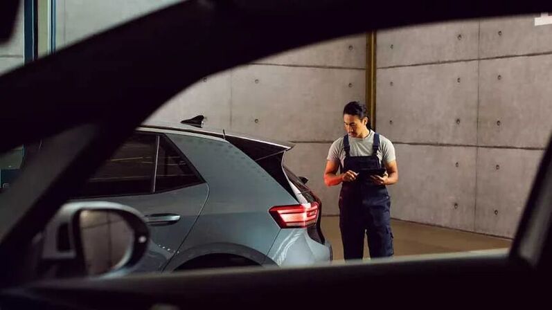 Inspektion und Wartung von einem E-Auto in der Werkstatt.