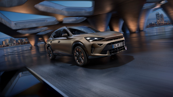 CUPRA Formentor in Grau fährt dynamisch die Straße entlang.