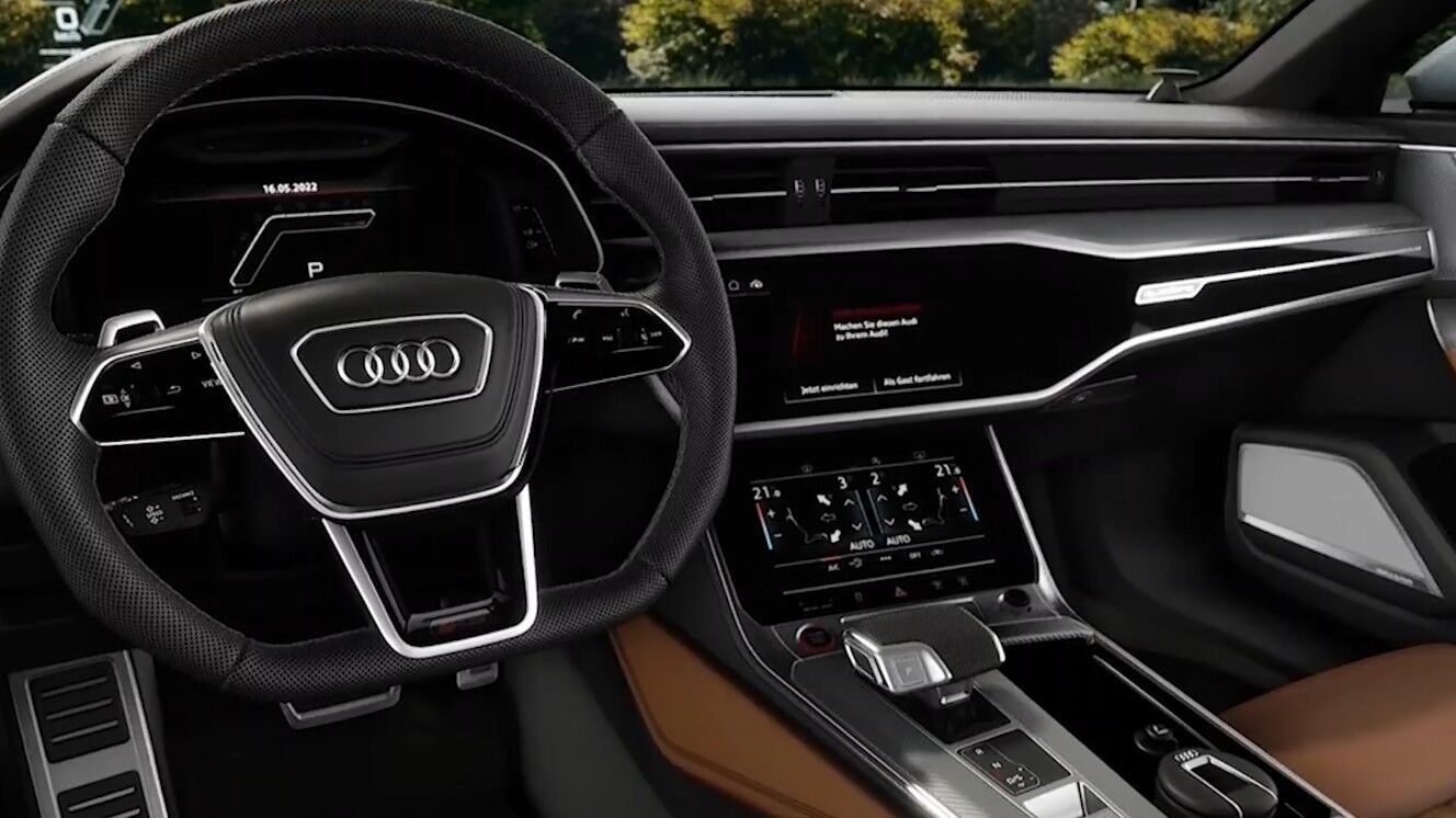 Modernes RS-Cockpit mit Multifunktionslenkrad, digitalen Displays und edlen Materialien im sportlich-eleganten Design.