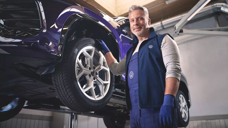 Servicetechniker führt einen Reifenwechsel durch und überprüft die Felgen und Kopletträder.