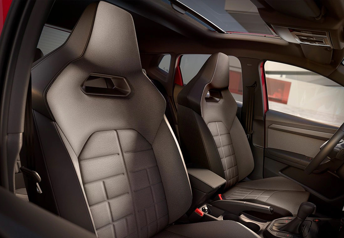Hochwertiger Innenraum mit sportlichen Sitzen – Ausstattungs-Highlights und Assistenzsysteme, verfügbar in verschiedenen Varianten.