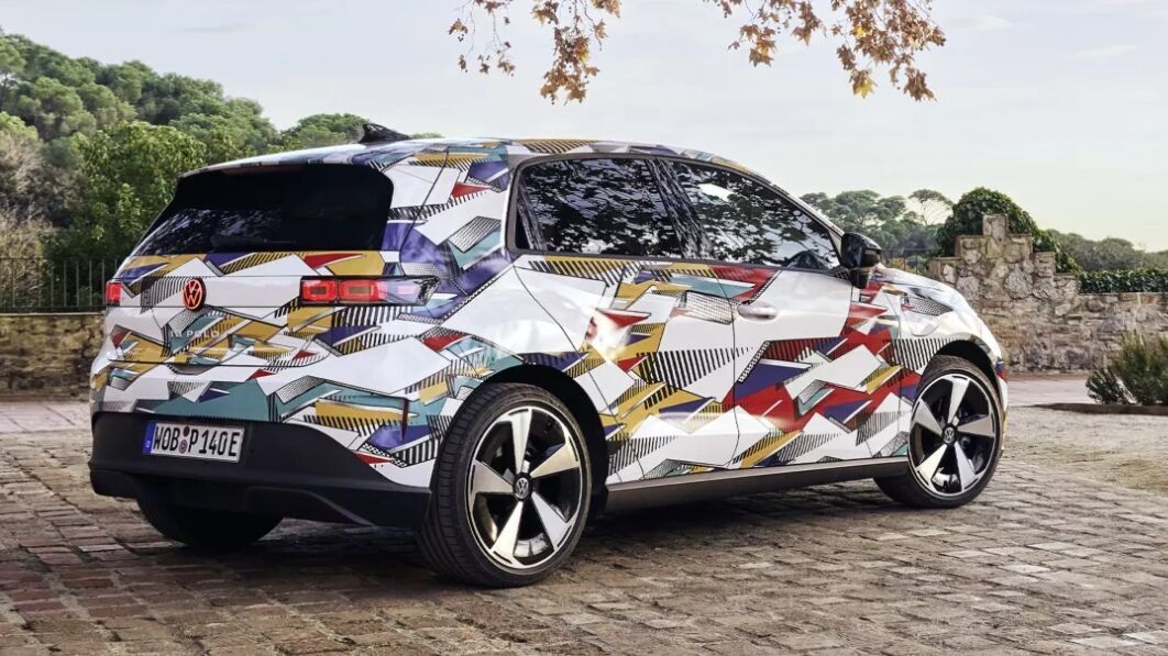 Die Seitenansicht des VW ID. Polo unterstreicht seine ausgewogenen Proportionen