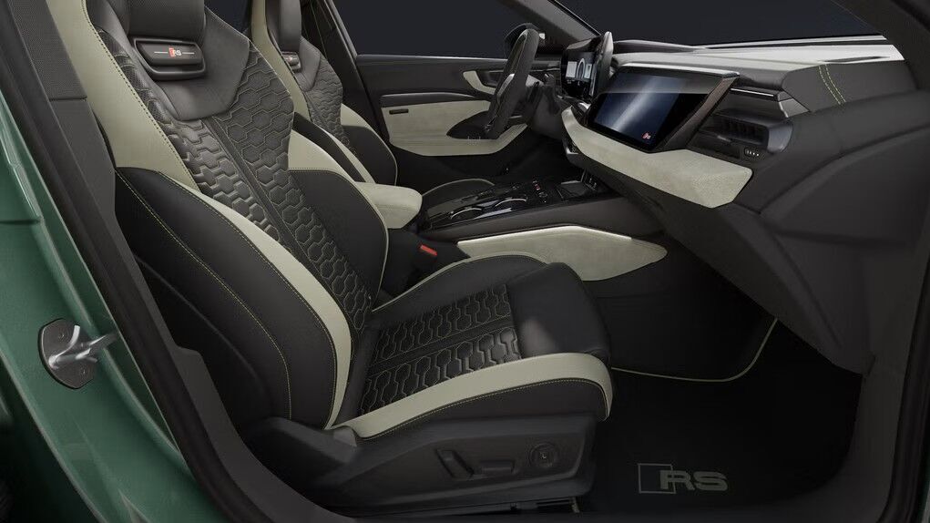 Audi exclusive der RS 5 Avant innenraum mit Sportsitzen plus in Leder-Kombination schwarz/ingwerweiß mit Wabensteppung und iguanagrünen Kontrastnähten.