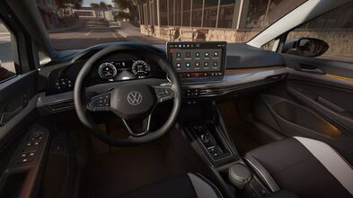Das Bild zeigt das Interieur eines VW Golf Generation 8 Neuwagens mit Head-up-Display, digitalem Cockpit und modernem Infotainment system zur Anzeige von Informationen. Insgesamt sind drei Displays sichtbar.