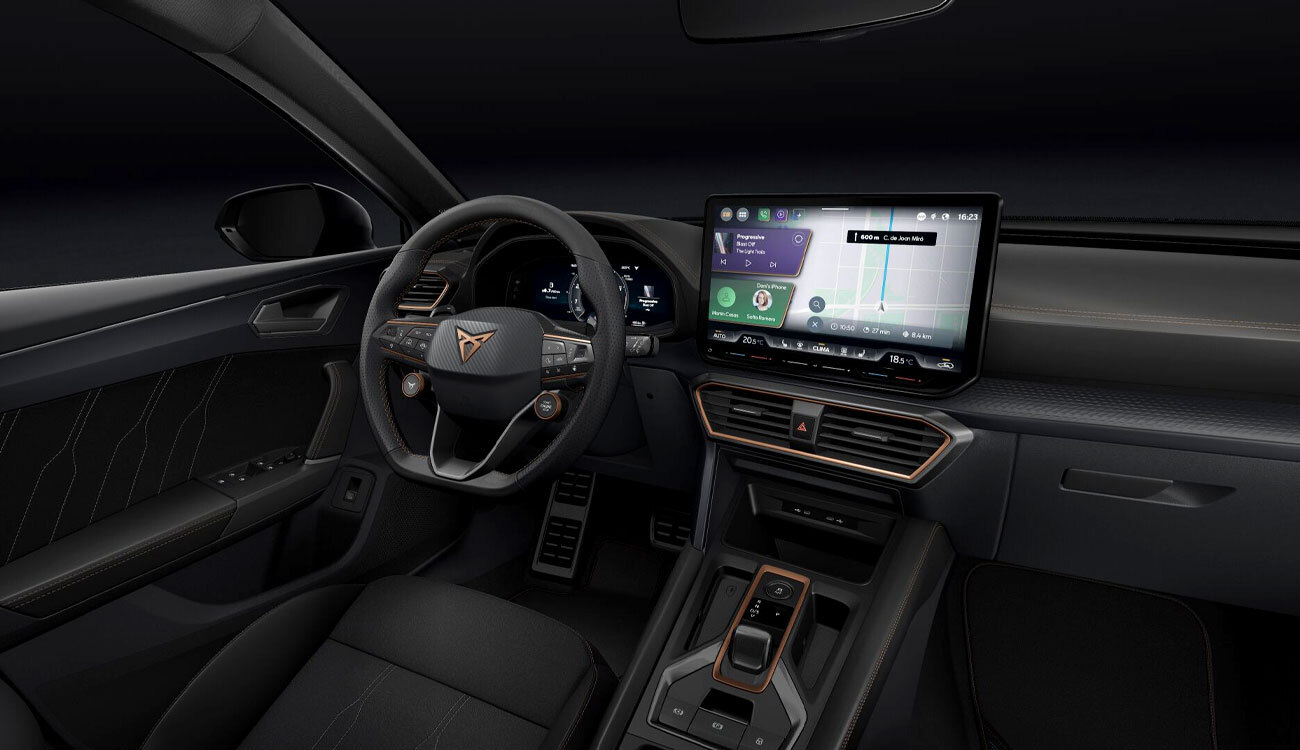 CUPRA Leon Sportstourer Freisteller in Glacial Weiß Metallic Interieur