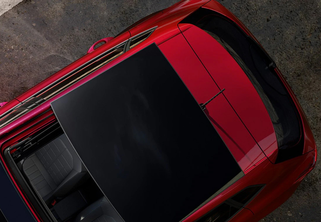 Blick von oben auf das elegante Panorama­dach.