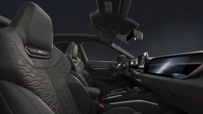 Limo Innenraum mit sportlichem Lenkrad, digitalen Displays und hochwertigen Sitzen – auf das Wesentliche in Kürze reduziert und perfekt für den Alltag gestaltet.