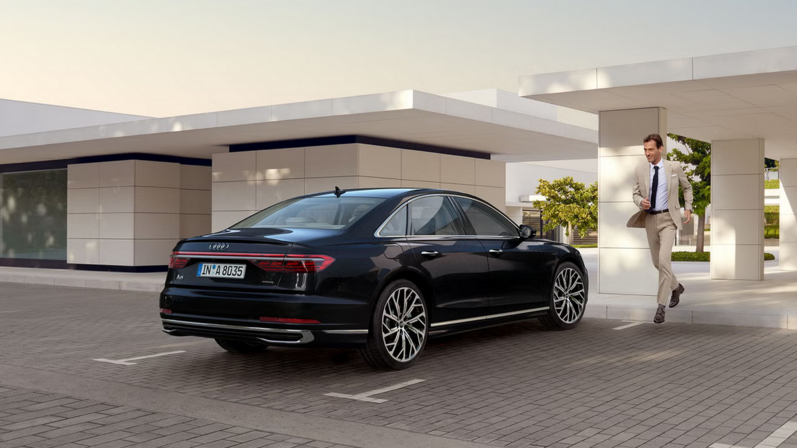 Audi A8 in Schwarz