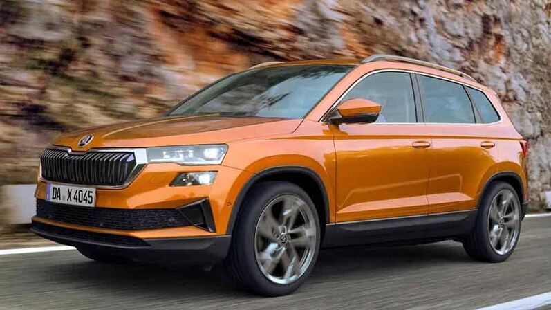 Skoda Karoq fährt die Straße entlang