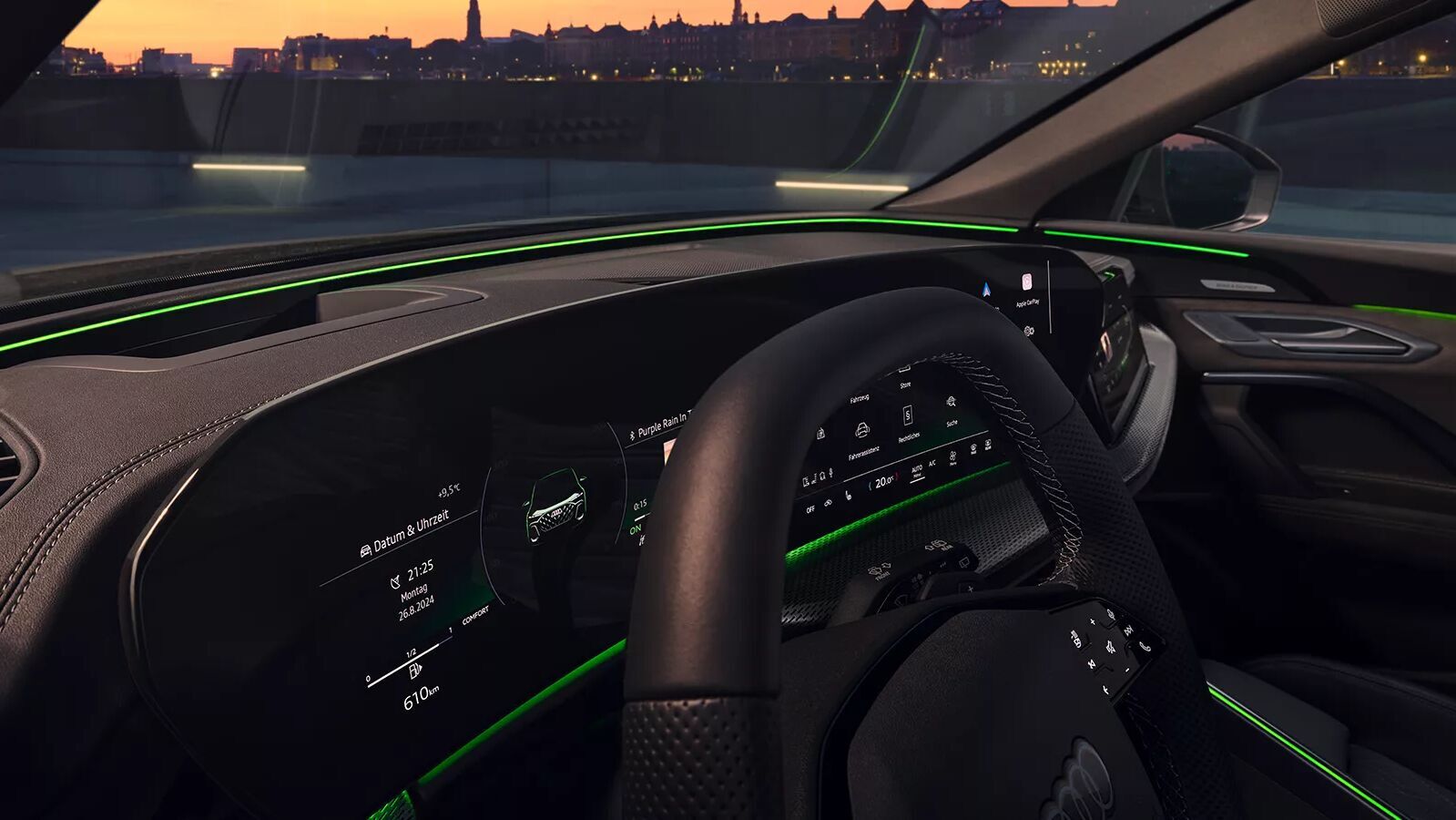 Das Interieur des Audi SQ5 wird durch grüne Ambientebeleuchtung modern in Szene gesetzt und betont das sportliche Cockpit.