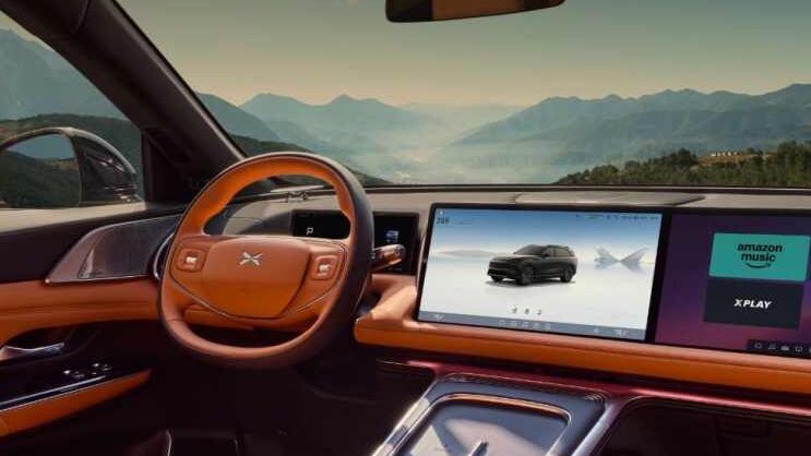 XPENG G9 Innenraum mit digitalem Cockpit und großem Display