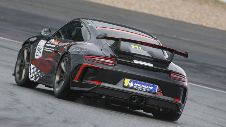 Porsche in Fahrt auf der Rennstrecke bei dem Porsche Sports Cup 