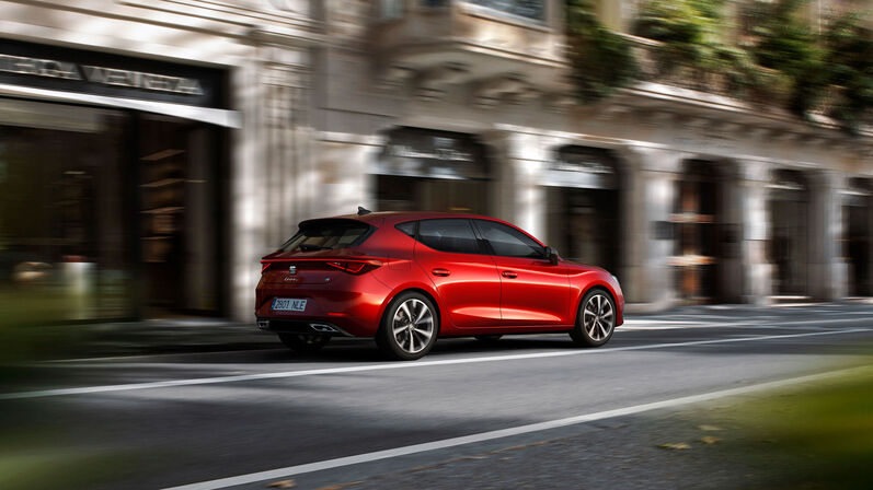 Seat Leon in Rot fährt durch die Standt