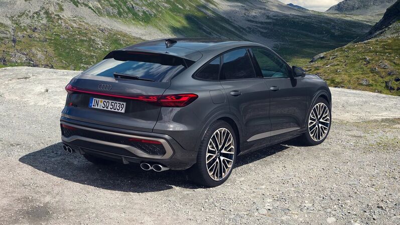 Audi SQ5 Sportback in Daytonagrau Perleffekt, Heckansicht mit LED-Lichtleiste, vier Endrohren und 21-Zoll-Leichtmetallrädern.